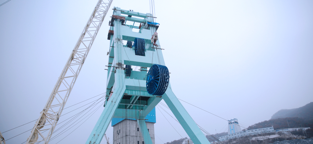 Start of installation on site with the fitting of rope sheaves in the winding head of the Sishanling mine. Copyright 2022 Tianjin SIEMAG TECBERG.